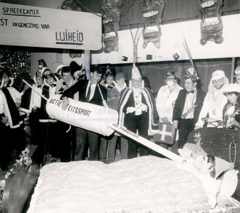 14-360 Met een grote 'activiteitsspuit' gaat het jongerencarnaval in Kerkdriel van Start. De man met de spuit is T. van ...