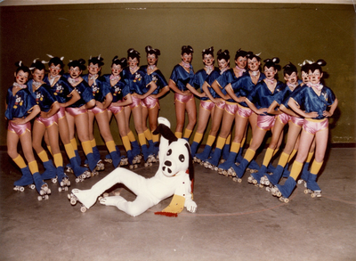 14-376 Leden van rolschaatsclub De Kerrolls uit Kerkdriel poseren met Micky Mouse-pakken.