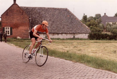 14-390 Egon van Kessel uit Velddriel van wielrennersclub 't Luchtschip/van den Biggelaar in actie. Van Kessel heeft ...