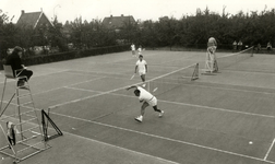 14-415 Een tenniskamp gehouden op de tennisbaan aan de Ipperakkeren te Kerkdriel. Alle personen zijn onbekend.