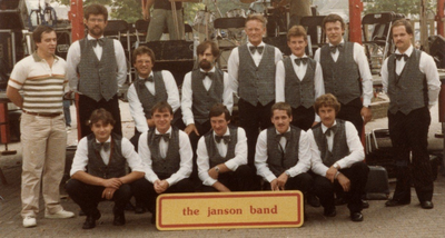 14-422 De Janson Band poseert in verband met de zesde Mitema-beurs. Staand van links naar rechts: Th. de Leeuw, ...