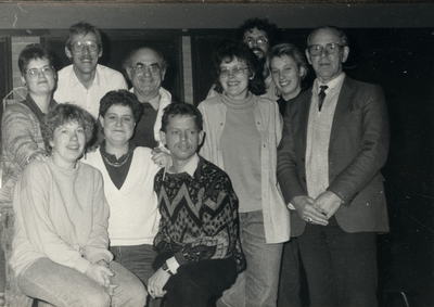 14-441 De leden van toneelvereniging Aktief. Staand van links naar rechts: J. Veldhuis-van Nisselrooij, 4 onbekenden en ...