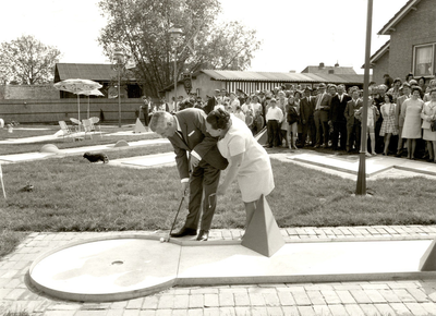 14-445 Op 20 mei 1971 werd de opening verricht van mini-golfbaan 'Riko' op de hoek Maasbandijk / Dalemstraat in ...