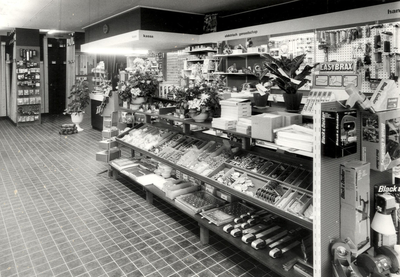 14-447 Het interieur van de doe 't zelf zaak Van Bockel aan de Industriestraat 3 te Kerkdriel.