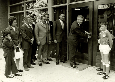 14-457 Opening van het nieuwe clubgebouw, door burg. Van Gils, van voetbalclub DSC aan de Ipperakkeren te Kerkdriel. ...