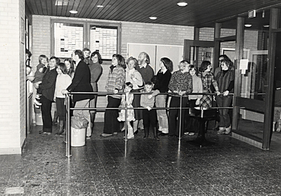 14-461 In de rij voor een kaartje voor het op 15 februari 1974 geopende zwembad De Kreek aan de Pietersdijk te Kerkdriel.