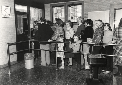 14-462 In de rij voor een kaartje voor het op 15 februari 1974 geopende zwembad De Kreek aan de Pietersdijk te Kerkdriel.