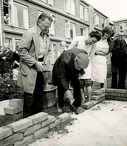 14-463 Start van de bouw van een voliere bij bejaardenhuis De Leijenstein aan de Beatrixstraat te Kerkdriel. Een ...