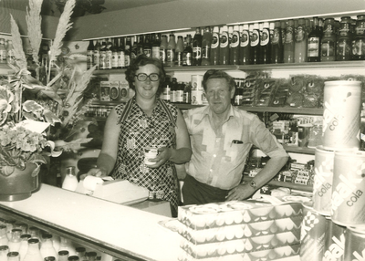 14-470 De heer en mevr. Van Liempt in hun melk- en zuivelhandel aan de Kromsteeg 7 te Kerkdriel.