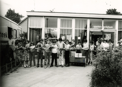 14-479 De Drielse schooljeugd die meehelpt met het verhuizen van duizenden boeken van de oude naar de nieuwe ...