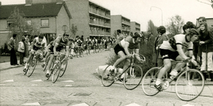 14-482 De wielerronde van Driel in 1972. Een deel van de renners bij de hoek Ipperakkeren/Kerkstraat.