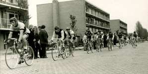 14-483 Een fragment van de wielerronde van Driel van 1972, de renners rijden langs de flats aan de Ipperakkeren te Kerkdriel.