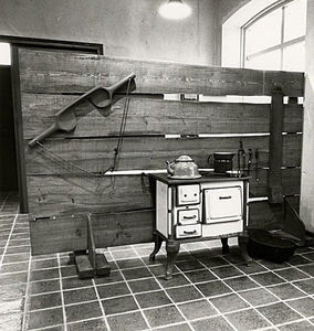 14-496 Een 'kook- en bakkachel' in de Oudheidkamer van Kerkdriel gevestigd in de voormalige R.K. jongensschool hoek ...