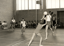 14-506 Korfbalwedstrijd tussen twee damesteams gehouden in sportzaal Den Ipper in Kerkdriel.