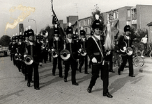 14-507 Jachthoorn- en trompetterskorps DES uit Kerkdriel. Ze lopen al ter hoogte van het bejaardenhuis De Leijenstein ...