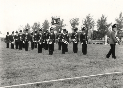 14-515 Jachthoorn- en trompetterskorps DES uit Kerkdriel, geeft een show op het concours hippique in Kerkwijk