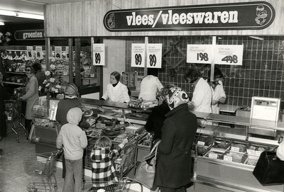 14-518 De vleesafdeling van de A. en O. supermarkt aan de Julianastraat 12 ter gelegenheid van de heropening op 18 ...