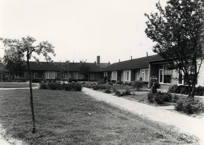 14-533 Een aantal bejaardenwoningen in Kerkdriel.