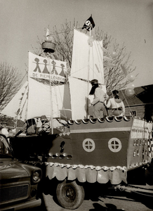 14-541 Gedeelte van een carnavalsoptocht in Kerkdriel. Een piratenwagen.