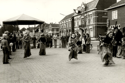 14-543 Het spel 'zaklopen' op het Mgr. Zwijsenplein in Kerkdriel.