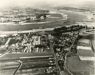 19-543 Luchtfoto van Rossum: de Maasdijk, Koningstraat, Burg. Van Randwijckstraat, de Waal met kribben, steenfabriek ...