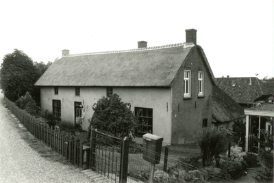19-612 Maasdijk 142. Boerderij met een nieuw rieten dak.