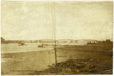 22-9572 Zicht op de spoorbrug bij Zaltbommel. Op de brug een stoomtrein (rechts)