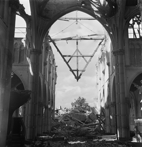 4-1447 Door oorlog verwoeste neo-gotische rooms-katholieke kerk