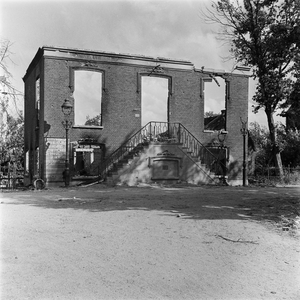 4-1452 Door oorlog verwoest gemeentehuis