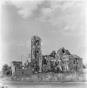 10-93 Door oorlog verwoeste neo-gotische rooms-katholieke kerk