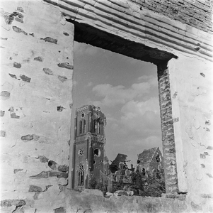 10-94 Door oorlog verwoeste neo-gotische rooms-katholieke kerk