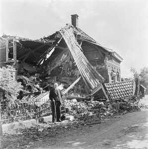 4-1453 Door oorlog verwoest postkantoor