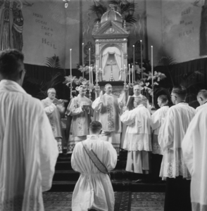 5000013_10 Heilige Mis priesterwijding Nicolaas Christiaan Maria Ignatius (Abbé) van Campenhout uit Kerkdriel op tweede ...