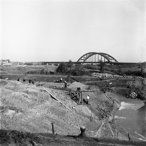 5000021_04 Graafwerkzaamheden door Rijkswaterstaat bij de verkeersbrug van Hedel aan de overzijde van de Maas ter ...