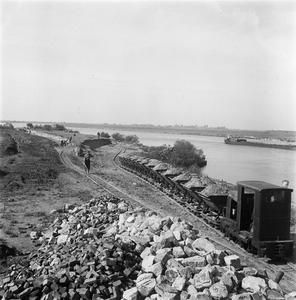 5000021_05 Graafwerkzaamheden door Rijkswaterstaat bij de verkeersbrug van Hedel aan de overzijde van de Maas ter ...