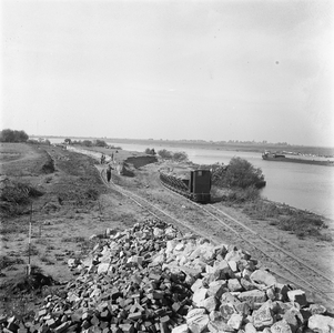 5000021_06 Graafwerkzaamheden door Rijkswaterstaat bij de verkeersbrug van Hedel aan de overzijde van de Maas ter ...