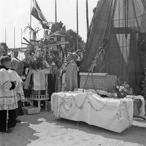 5000032_07 Eerste steenlegging katholieke kerk door pastoor Veldman