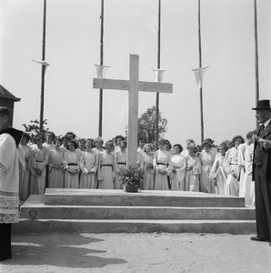 5000032_09 Eerste steenlegging katholieke kerk door pastoor Veldman