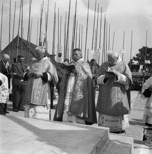 5000032_10 Eerste steenlegging katholieke kerk door pastoor Veldman