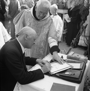 5000032_15 Eerste steenlegging katholieke kerk door pastoor Veldman