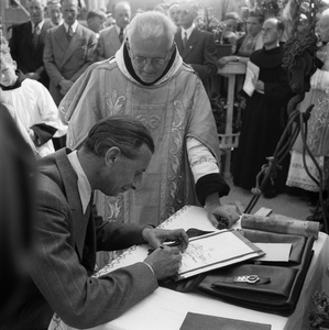 5000032_16 Eerste steenlegging katholieke kerk door pastoor Veldman