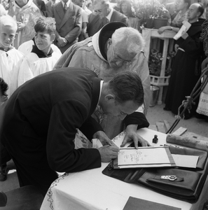 5000032_18 Eerste steenlegging katholieke kerk door pastoor Veldman