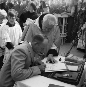 5000032_19 Eerste steenlegging katholieke kerk door pastoor Veldman