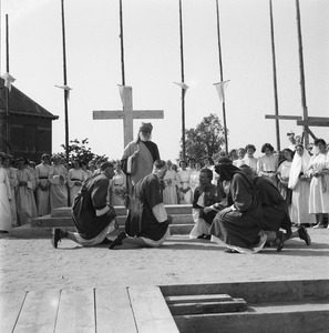 5000032_23 Eerste steenlegging katholieke kerk door pastoor Veldman