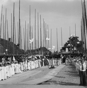 5000032_24 Eerste steenlegging katholieke kerk door pastoor Veldman