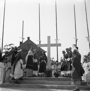 5000032_25 Eerste steenlegging katholieke kerk door pastoor Veldman