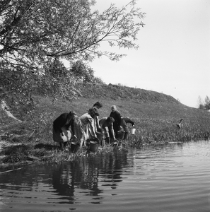 5000034_03 Bewoners aan de dijk halen water in de Afgedamde Maas