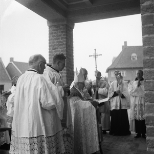 5000035_01 Concecratie katholieke kerk door mgr.W. Mutsaers, bisschop van het bisdom 's-Hertogenbosch