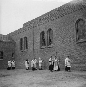 5000035_02 Concecratie katholieke kerk door mgr.W. Mutsaers, bisschop van het bisdom 's-Hertogenbosch