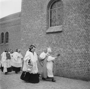 5000035_03 Concecratie katholieke kerk door mgr.W. Mutsaers, bisschop van het bisdom 's-Hertogenbosch